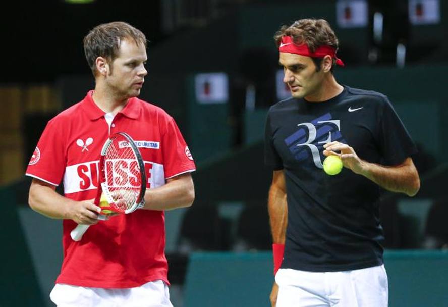 Il n. 1 svizzero Federer con il capitano Severin Luethi in allenamento al Palaexpo, che ospiter la sfida. Gli elvetici hanno vinto gli ultimi due confronti 3-2, nel 2009 e nel 2009, entrambi in casa. REuters